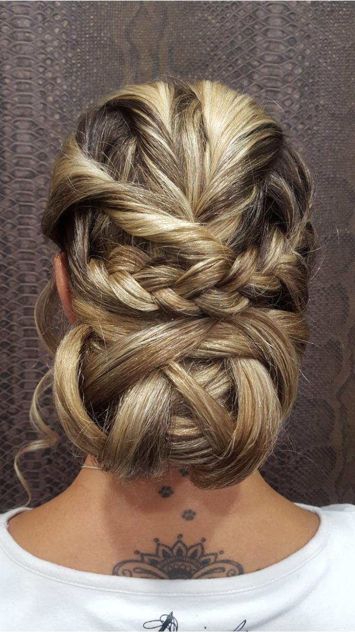  Unión artesanal de trenzas traseras. 