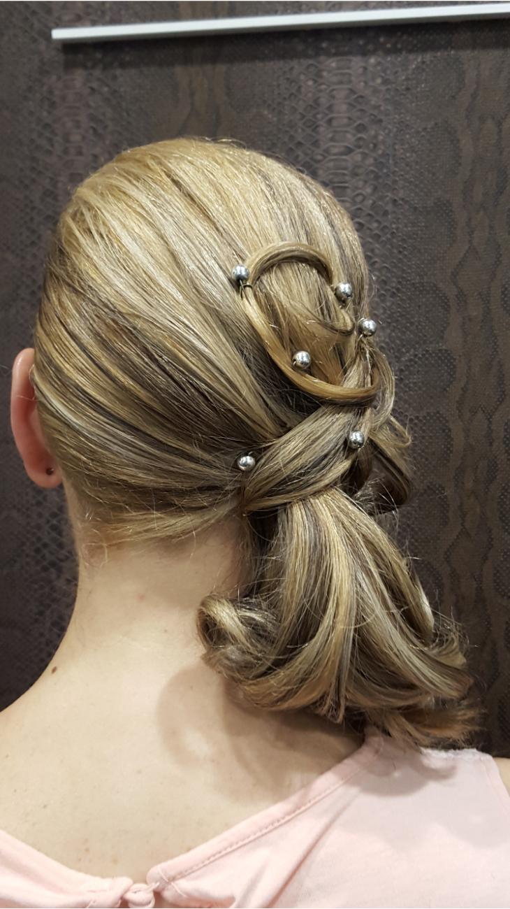 Semirecogido lateral con perlas.