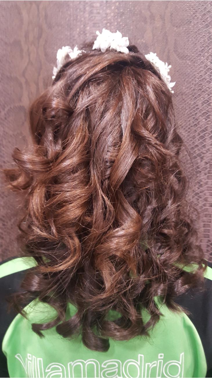 Perfil Perfecto: Rizos y tocado floral