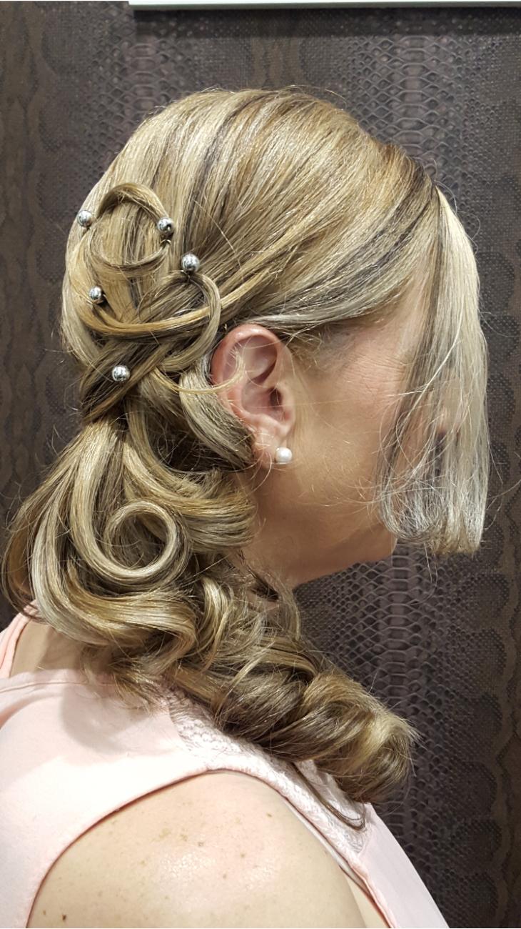 Cascada de ondas y detalle joya.