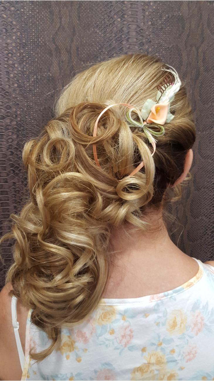 Semirecogido con ondas y tocado.