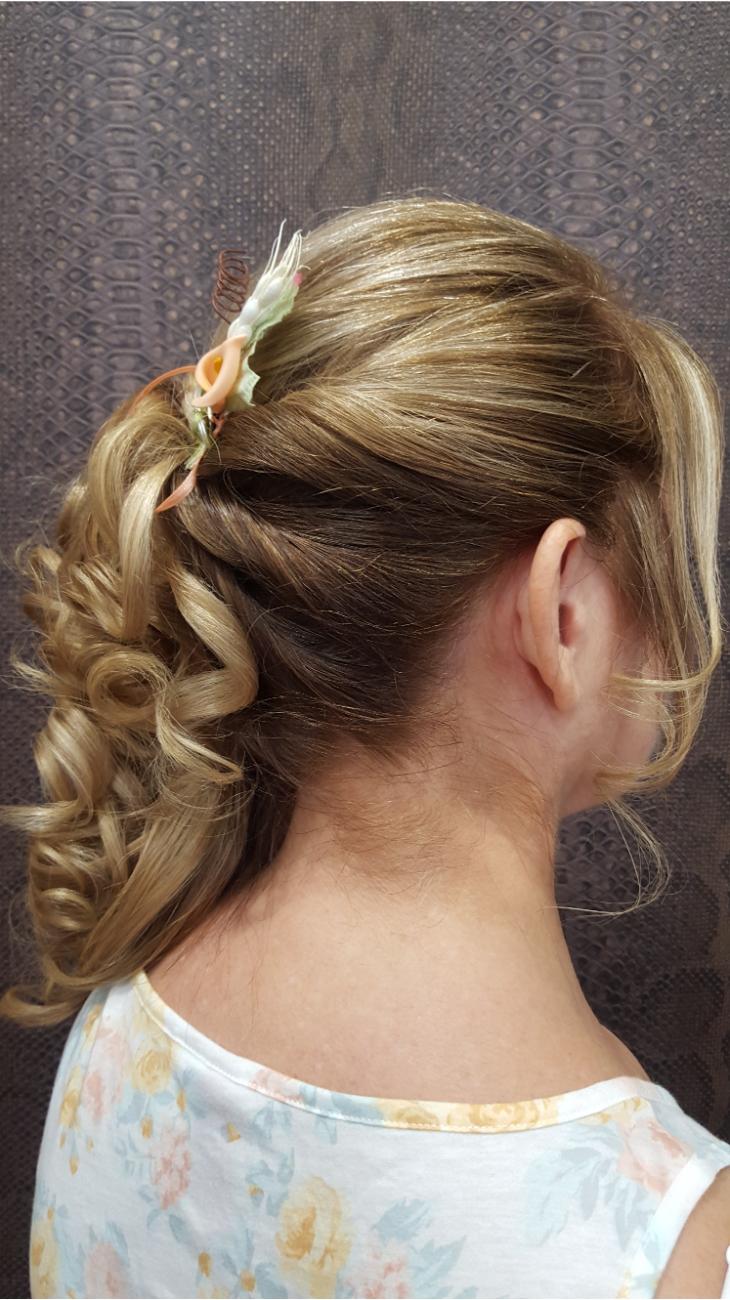 Detalle floral para un look romántico.