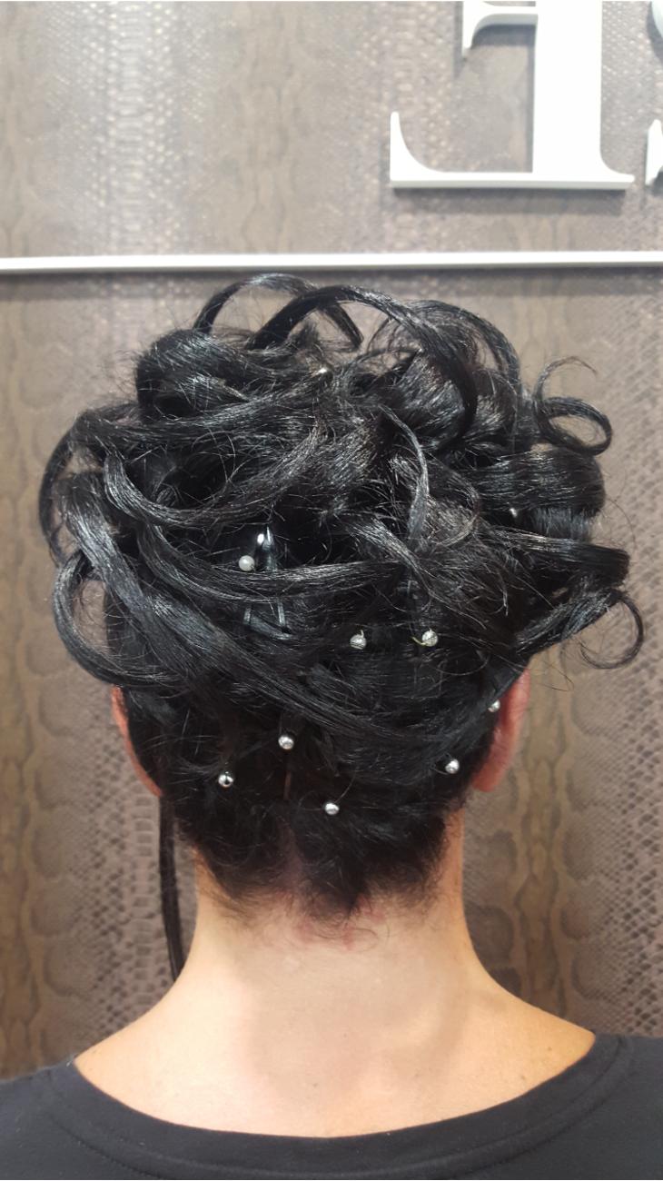 Recogido artístico en cabello oscuro.