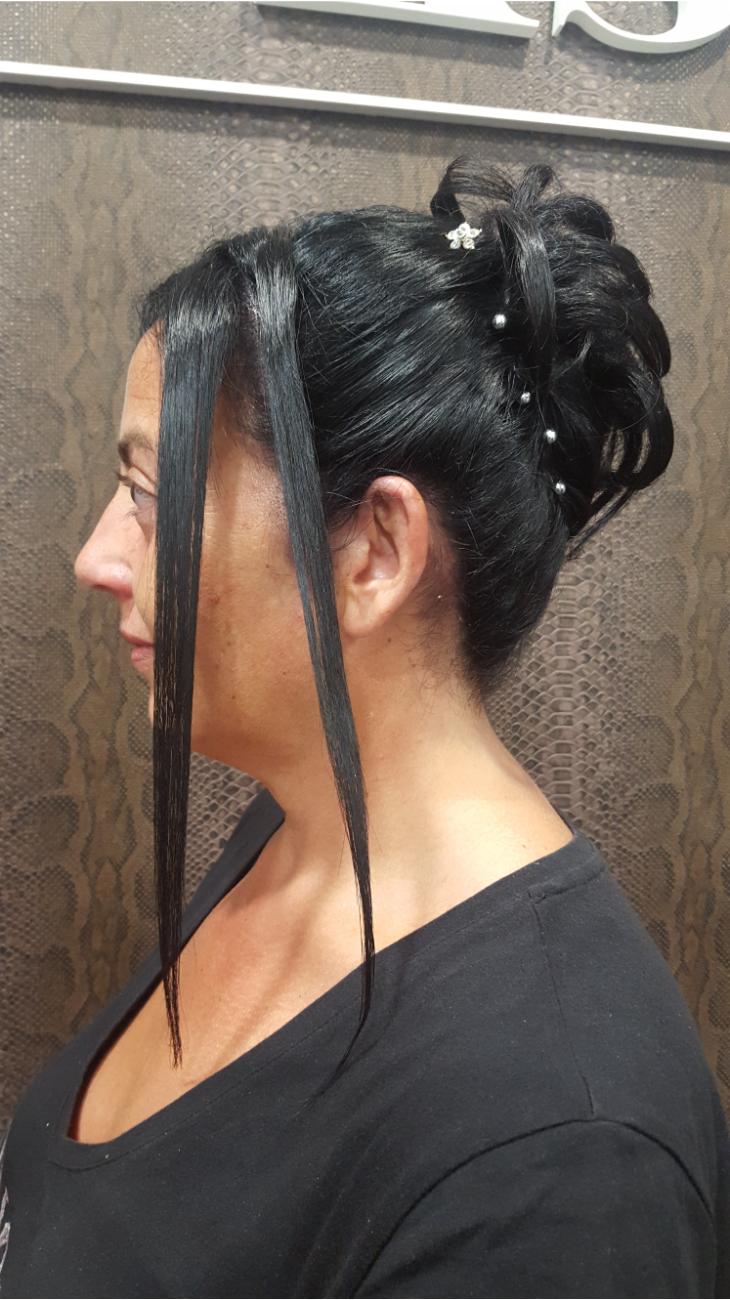 Frontal liso y recogido con detalle.