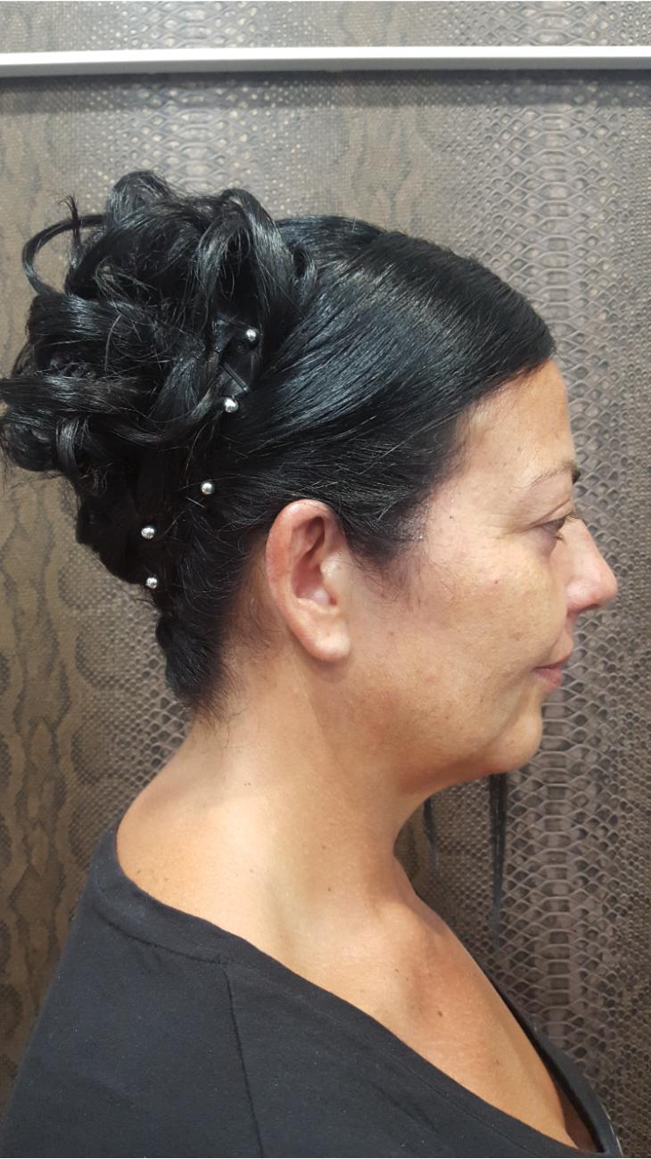 Elegancia y puntos de luz en el peinado.