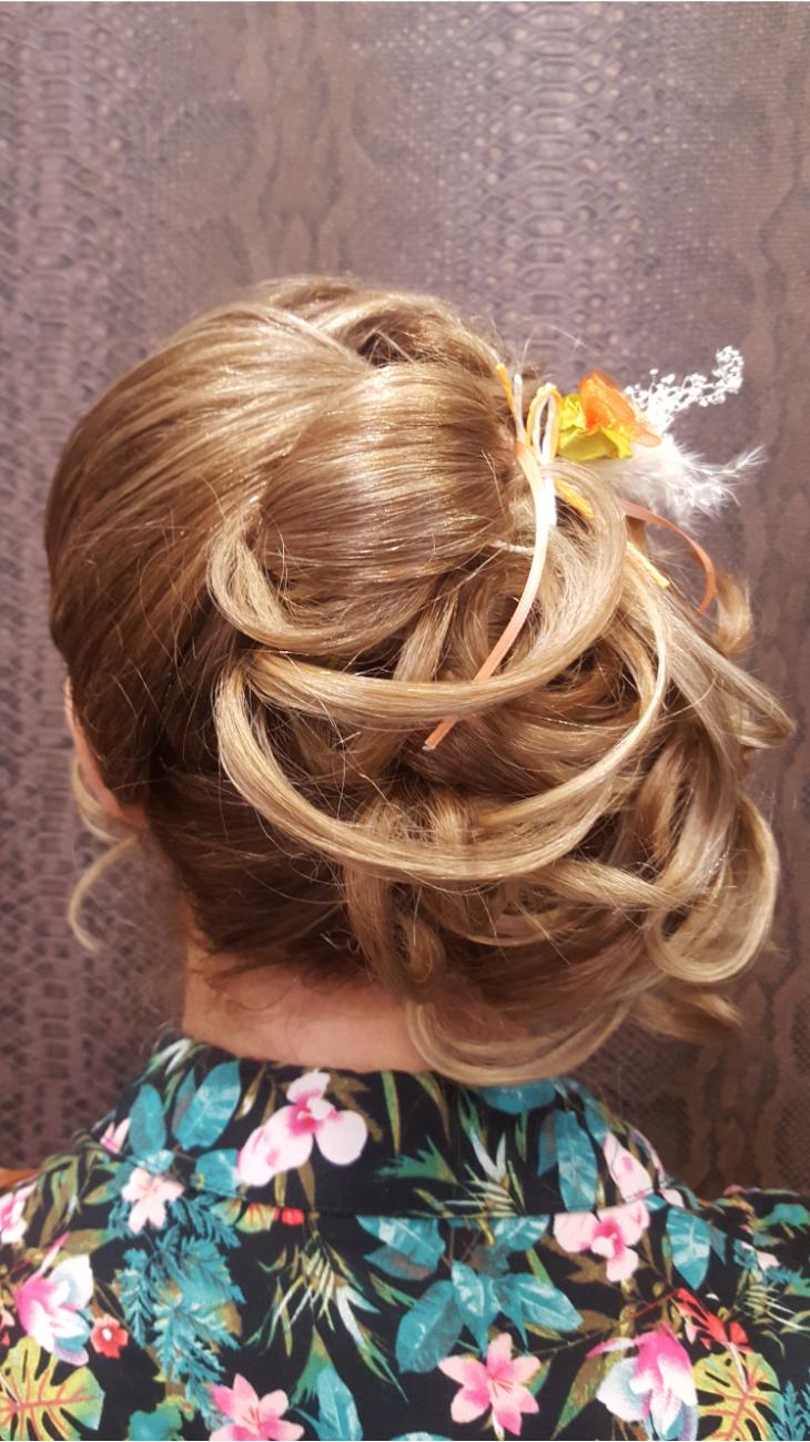 Recogido con volumen y ondas suaves.