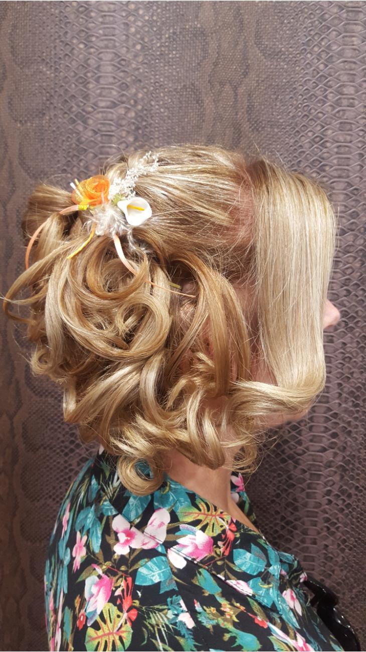 Detalle de tocado en tonos cálidos.