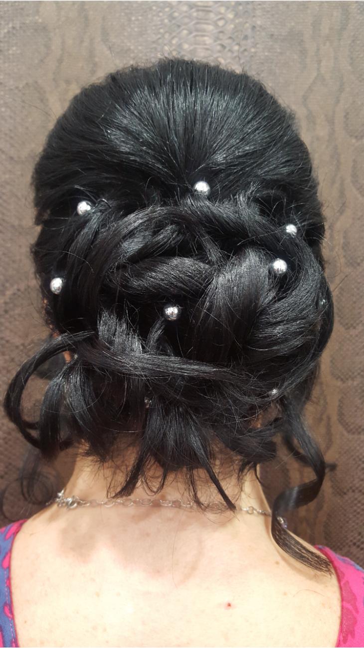 Recogido con volumen y ondas suaves.