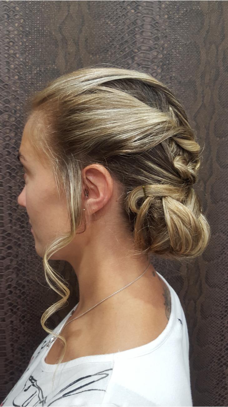  Trenza lateral elegante y definida. 