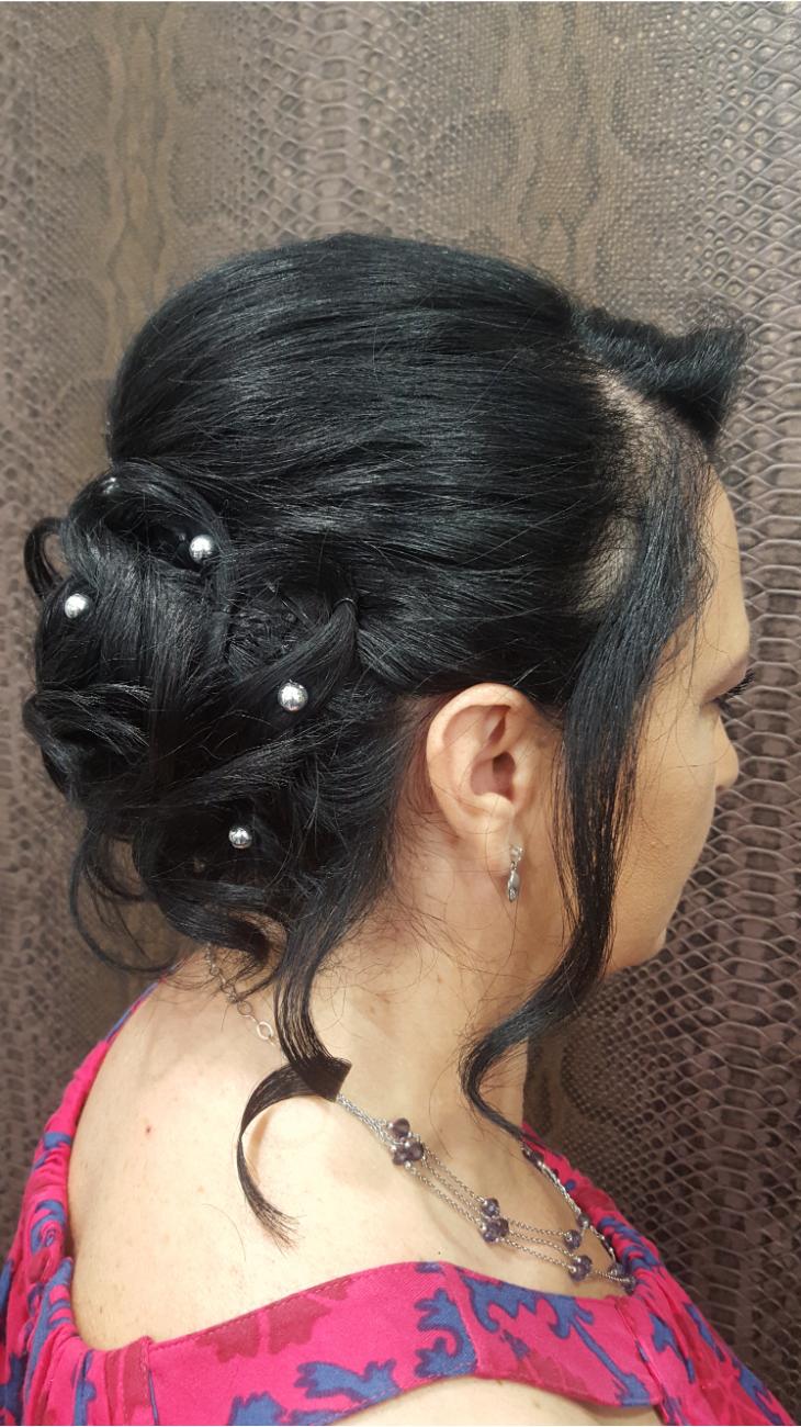 Detalle de tocado en tonos cálidos.