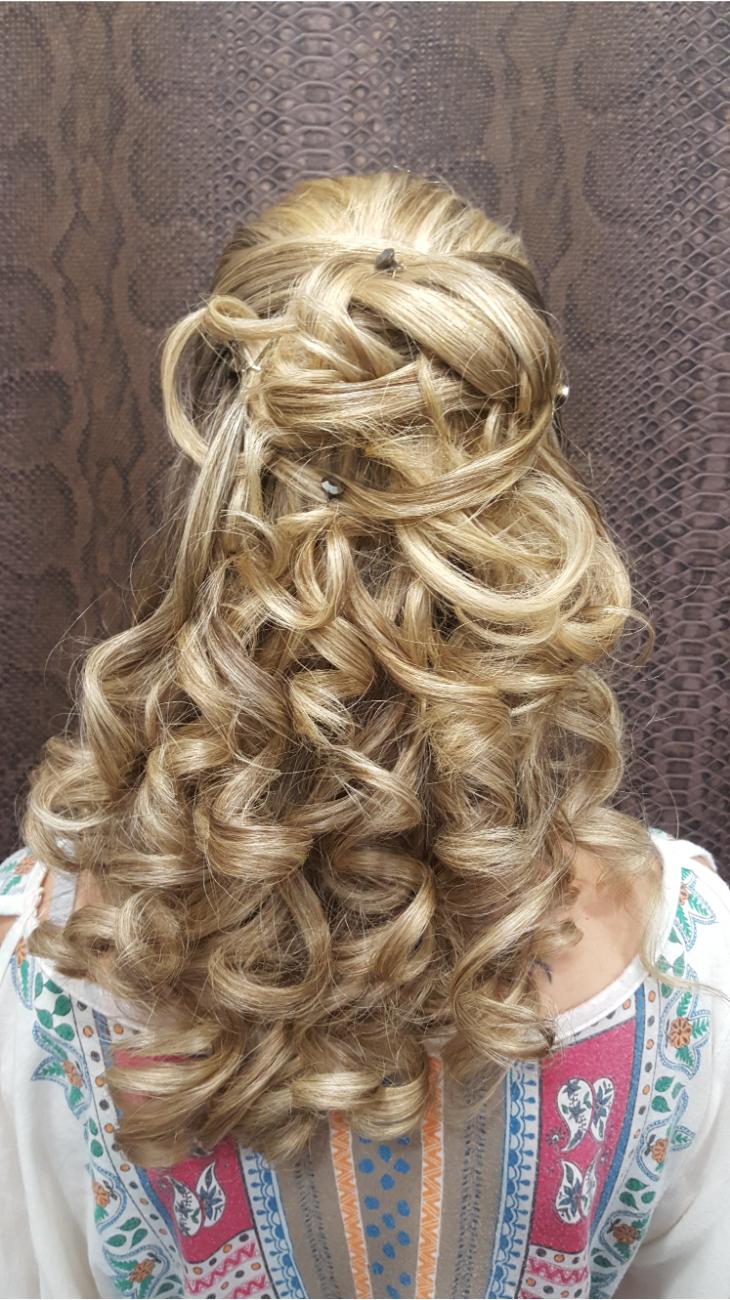 Detalle de recogido entrelazado.