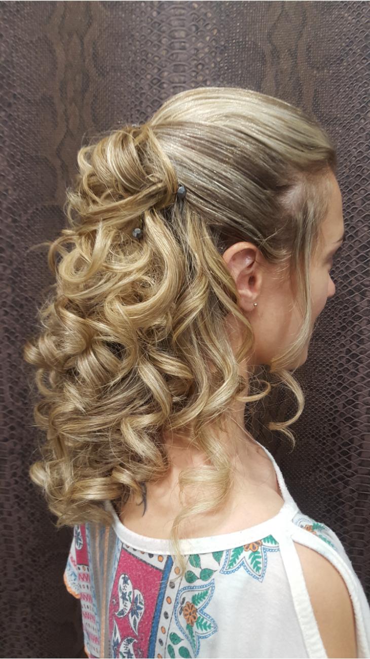 Trenza lateral que une el recogido.