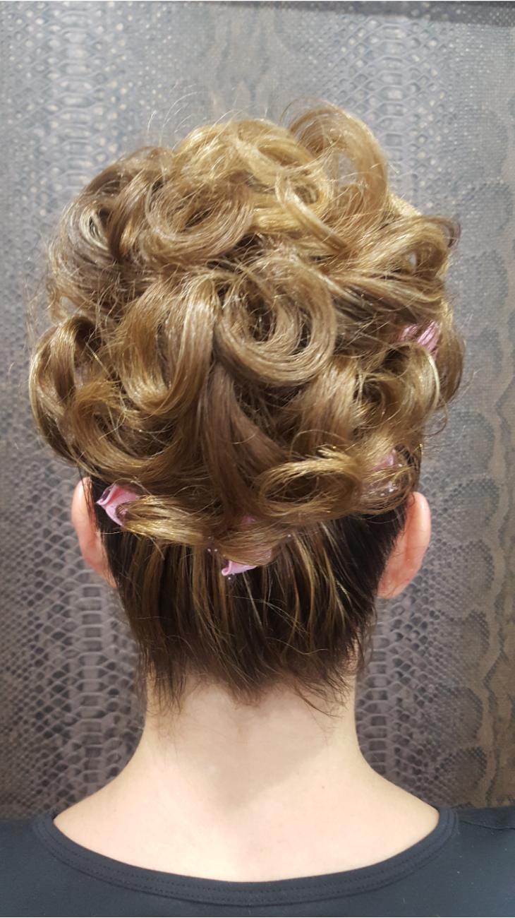 Recogido con volumen y ondas suaves.