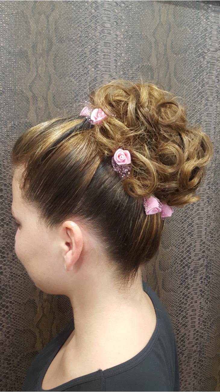 Detalle de tocado en tonos cálidos.