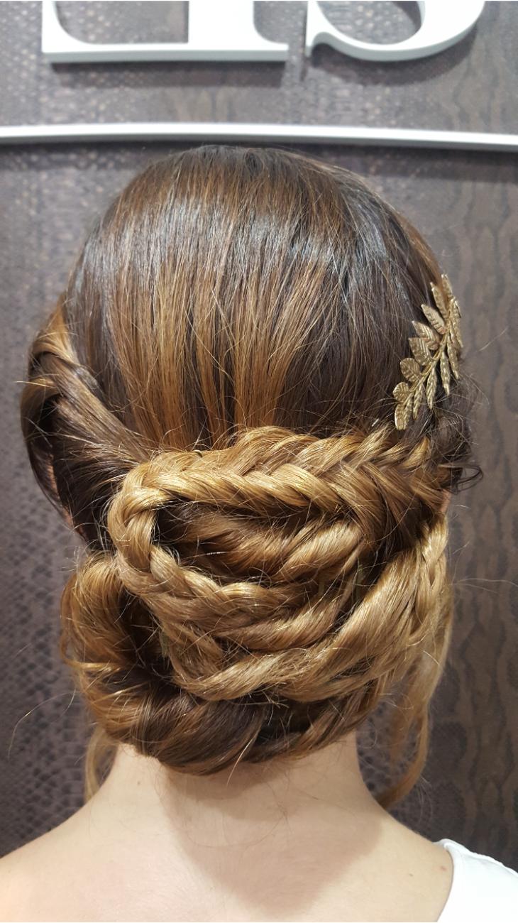 Recogido bajo con trenzado artesanal.