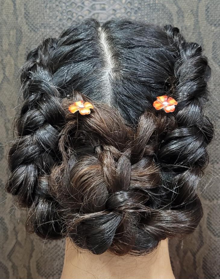 Recogido: Trenzas de raíz y flores