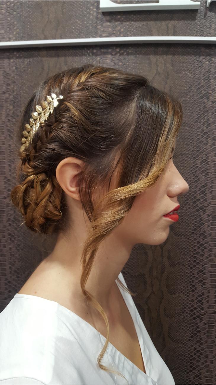 Detalle de tocado dorado en trenza.